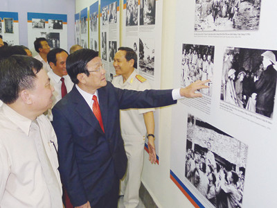 Chủ tịch nước Trương Tấn Sang cùng các đại biểu thăm triển lãm ảnh, chiều 22-8. Ảnh: Xuân Phú