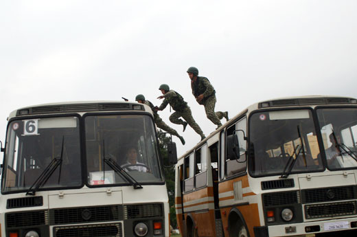 Ở bài tập chống khủng bố trên xe ô tô, các chiến sĩ của đoàn đặc công 113 tiếp cận xe chở con tin bằng cách 