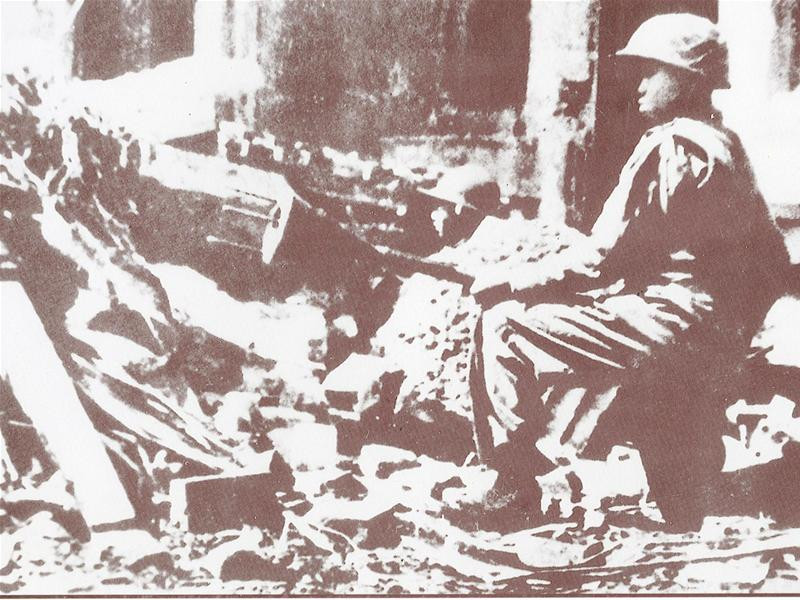 Chiến sĩ cảm tử quân ôm bom ba càng sẵn sàng lao vào xe tăng địch tại Hà Nội vào những ngày đầu toàn quốc kháng chiến