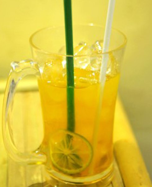 Những ly trà chanh đẹp mắt, thơm ngon, có thể được pha từ hương liệu của Trung Quốc hoặc chè cám. Ảnh: H.S