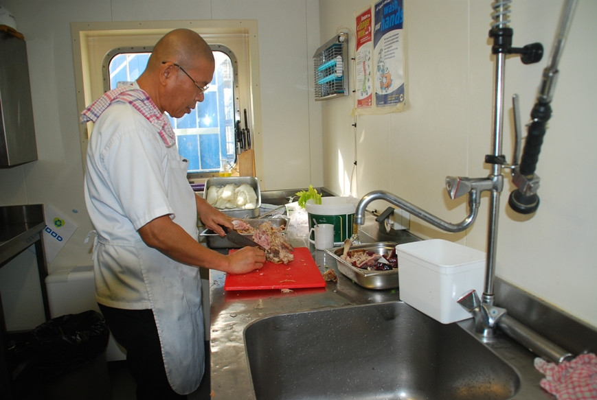 Phòng chế biến thức ăn với đầu bếp luôn tất bật