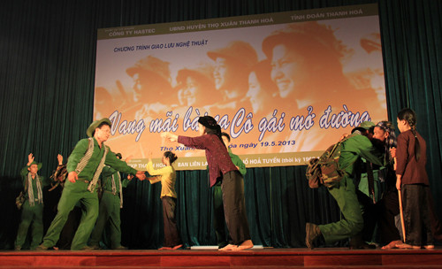 Chương trình giao lưu nghệ thuật đã tái hiện hình ảnh những cô gái TNXP, những dân công hỏa tuyến vượt bao gian khổ, hiểm nguy trên chiến trường để góp phần vào thắng lợi chung cho đất nước. Nhiều người đã bật khóc khi xem các màn múa, hát. Ảnh: Trường Phong