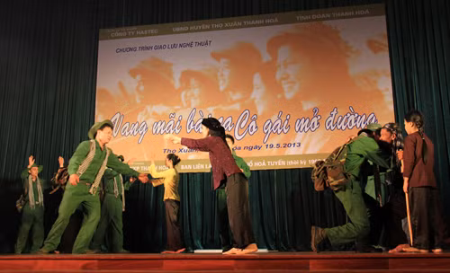 Chương trình giao lưu nghệ thuật đã tái hiện hình ảnh những cô gái TNXP, những dân công hỏa tuyến vượt bao gian khổ, hiểm nguy trên chiến trường để góp phần vào thắng lợi chung cho đất nước. Nhiều người đã bật khóc khi xem các màn múa, hát. Ảnh: Trường Phong