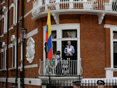 Julian Assange đứng trên ban công đại sứ quán Ecuador tại London kêu gọi Mỹ chấm dứt cuộc điều tra chống lại WikiLeaks mà ông gọi là cuộc điều tra để khủng bố những người không theo chính phái. Julian Assange đứng trên ban công đại sứ quán Ecuador tại London kêu gọi Mỹ chấm dứt cuộc điều tra chống lại WikiLeaks mà ông gọi là cuộc điều tra để khủng bố những người không theo chính phái