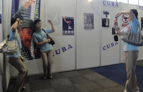 Thiếu nữ Triều Tiên luôn có tình cảm đặc biệt với Cuba và Chủ tịch Fidel. Ảnh: T.Đ 