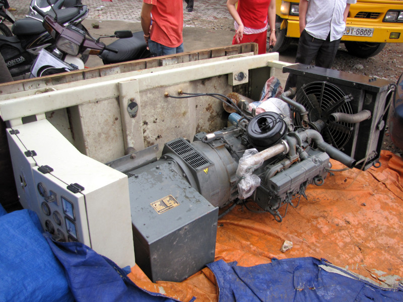 Máy phát điện bị hất ra một bên