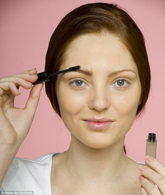 Bước 1: Nếu lông mày của bạn còn mọc lộn xộn, trước tiên bạn hãy dùng một bàn chải lông mày cỡ nhỏ để chuốt cho đường lông mày thật gọn gàng. Sau đó hãy dùng chiếc kéo nhỏ để tỉa những cây lông mày quá dài