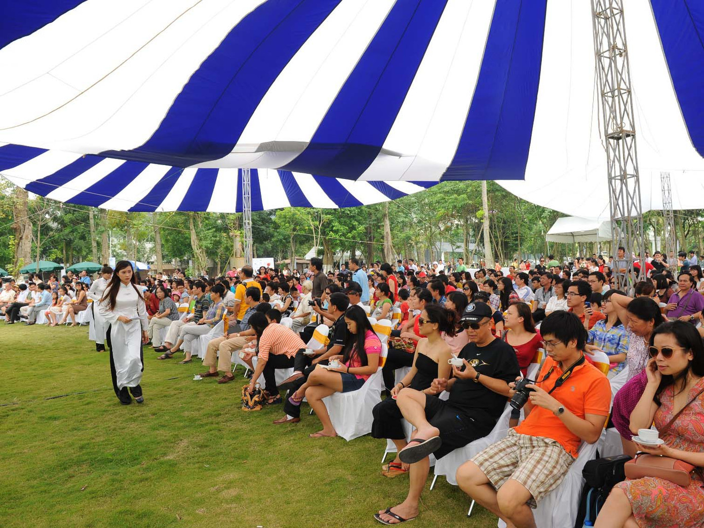 Đông đảo khán giả yêu nhạc đã ngồi kín chỗ dù giờ biểu diễn chính thức chưa bắt đầu