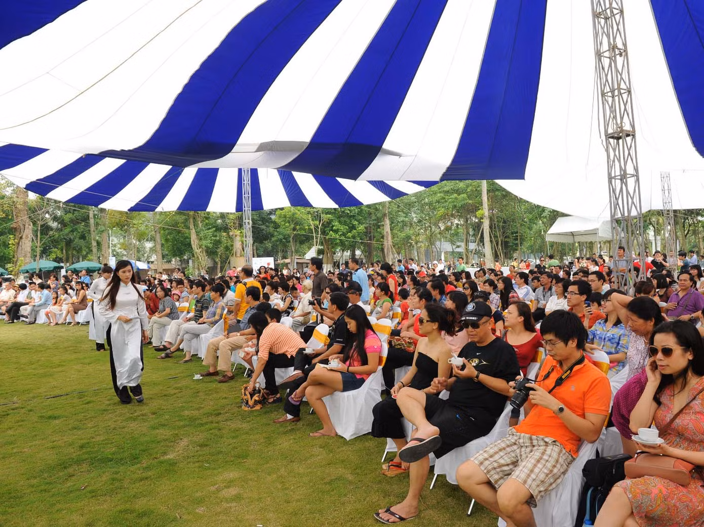 Đông đảo khán giả yêu nhạc đã ngồi kín chỗ dù giờ biểu diễn chính thức chưa bắt đầu