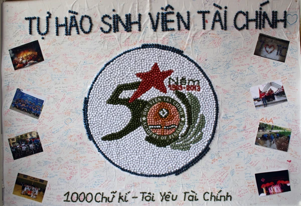 Sinh viên Tài chính thể hiện tình yêu trường bằng chữ kí