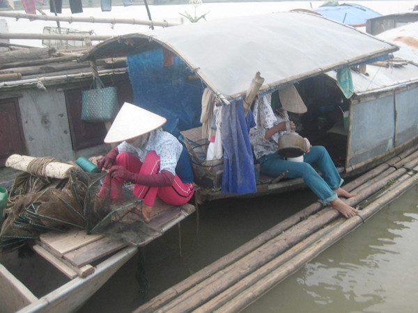 Giờ nghỉ trưa, phụ nữ xóm chài tranh thủ đan lưới