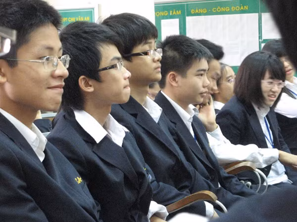 Người lớn phải gương mẫu để giới trẻ noi theo