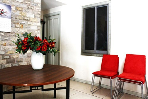 Bàn ăn trong bếp đơn giản nhưng ấn tượng với bộ ghế đệm màu đỏ