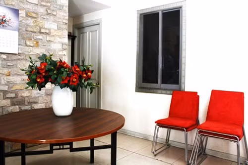 Bàn ăn trong bếp đơn giản nhưng ấn tượng với bộ ghế đệm màu đỏ