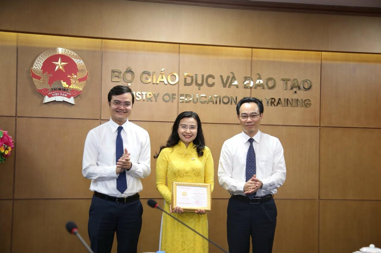 Chị Nguyễn Phạm Duy Trang, Trưởng ban Công tác Thiếu nhi T.Ư Đoàn, Phó Chủ tịch thường trực Hội đồng Đội T.Ư nhận Kỷ niệm chương Vì sự nghiệp giáo dục của Bộ GD&amp;ĐT.