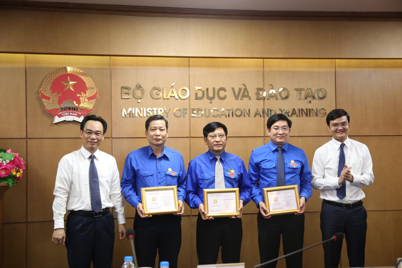 Thứ trưởng Bộ Giáo dục và Đào tạo Hoàng Minh Sơn (bên trái) trao tặng Kỷ niệm chương Vì sự nghiệp giáo dục cho cán bộ ban, đơn vị trực thuộc T.Ư Đoàn. ẢNH: LÂM ĐĂNG HẢI