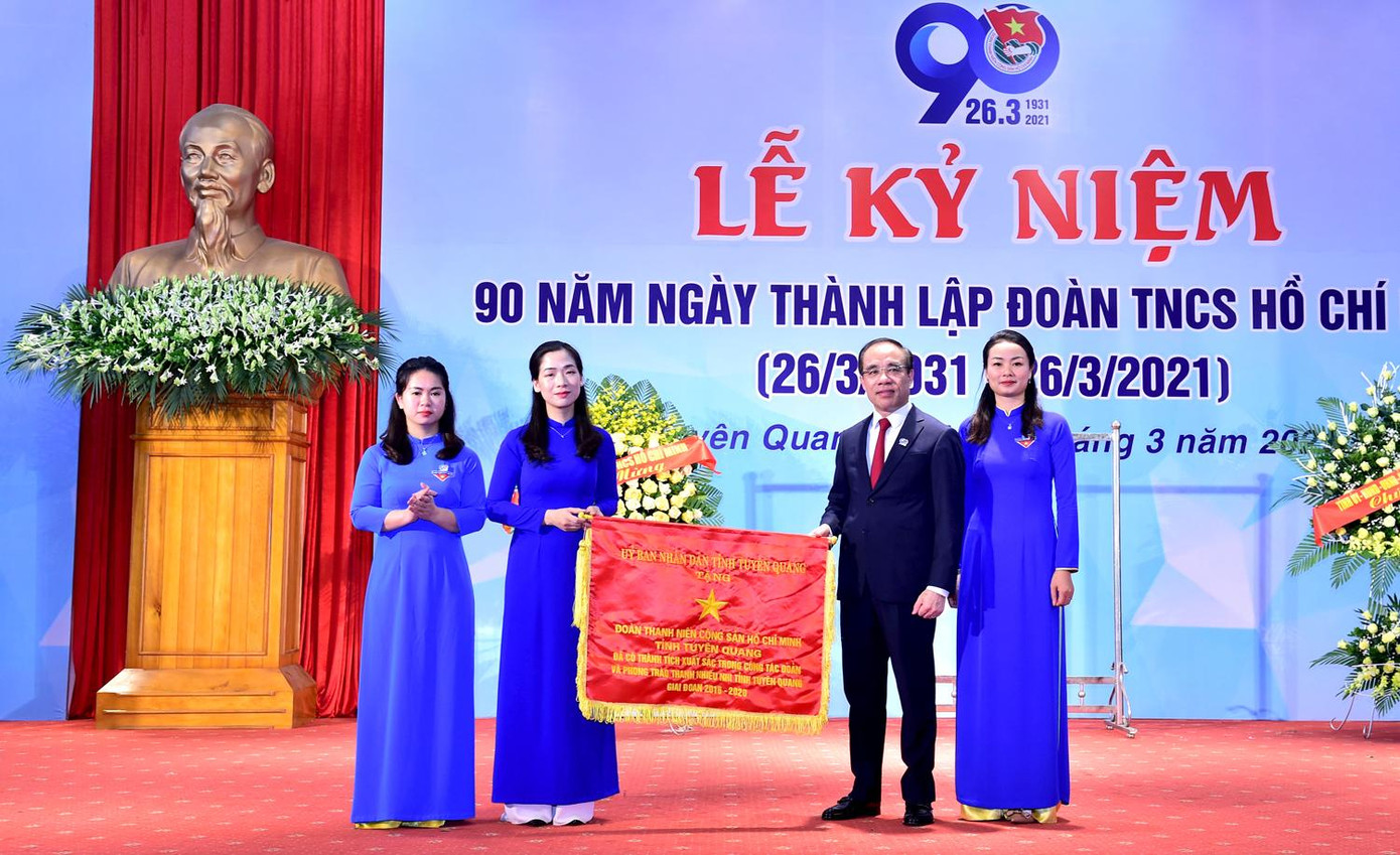 Tỉnh Đoàn Tuyên Quang nhận cờ Thi đua của UBND tỉnh Tuyên Quang