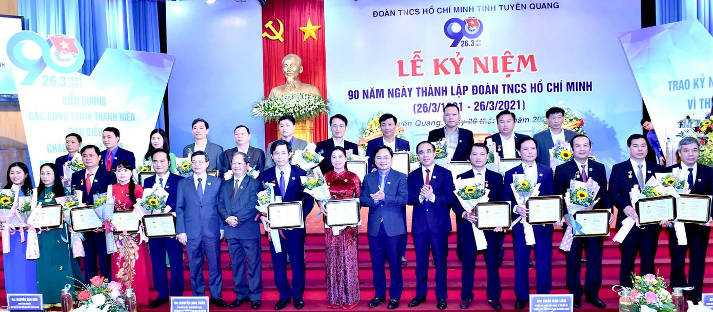 Anh Nguyễn Anh Tuấn, Ủy viên T.Ư Đảng, Bí thư thứ nhất T.Ư Đoàn, Chủ tịch Hội LHTN Việt Nam trao tặng Kỷ niệm chương Vì thế hệ trẻ cho các cá nhân có nhiều đóng góp cho sự nghiệp đào tạo, bồi dưỡng, phát triển thế hệ trẻ trên địa bàn tỉnh Tuyên Quang