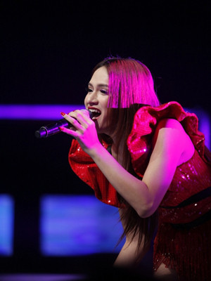 Hương Giang cũng đã thể hiện tinh tế hơn với ca khúc Bóng mây bên thềm