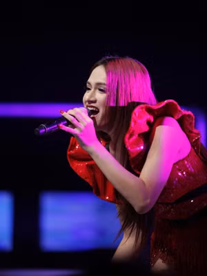 Hương Giang cũng đã thể hiện tinh tế hơn với ca khúc Bóng mây bên thềm