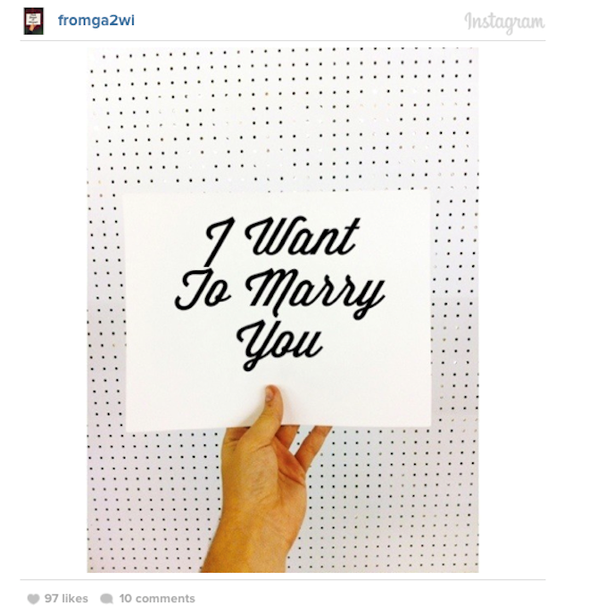 Anh chàng kết thúc dự án này bằng một lời cầu hôn đến Emily. Anh chàng kết thúc dự án này bằng một lời cầu hôn đến Emily