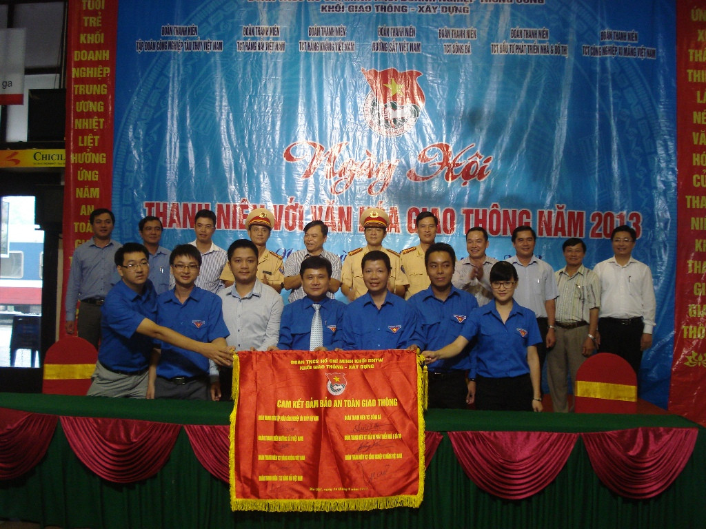 Đại diện Đoàn thanh niên 7 đơn vị trong khối giao thông- xây dựng kí cam kết thi đua đảm bảo an toàn giao thông