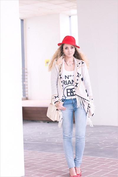 Áo sơ mi kẻ đang là xu hướng được nhiều bạn gái yêu thích. Set đồ jean kết hợp với sơ mi kẻ là lựa chọn hoàn hảo cho những cô nàng năng động. Mix quần jeans với áo sơ mi họa tiết vừa giúp bạn giữ được vẻ ngọt ngào, duyên dáng những cũng rất khỏe khoắn và năng động.