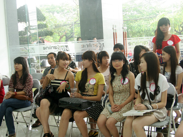 Ngồi chờ phỏng vấn tại phần sơ khảo