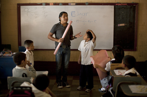 Tylor trong vai trò một giáo viên dạy tiểu học vào ban ngày