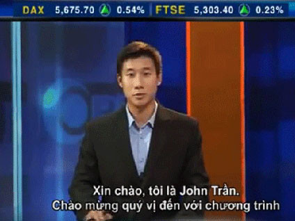 MC Trần Hùng John trong một bản tin truyền hình . MC Trần Hùng John trong một bản tin truyền hình