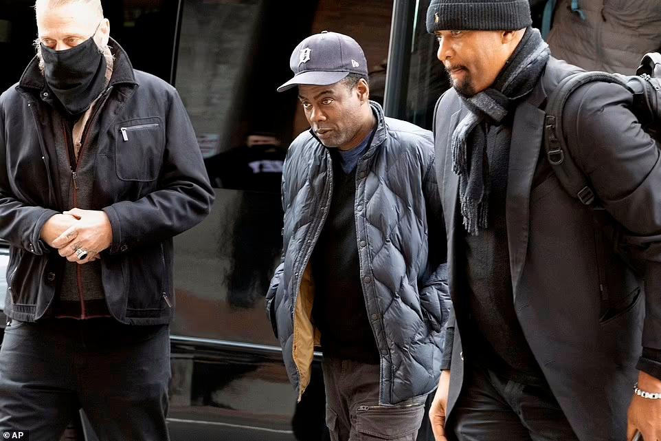 Chris Rock xuất hiện bên ngoài Nhà hát Wilbur. Chris Rock xuất hiện bên ngoài Nhà hát Wilbur.