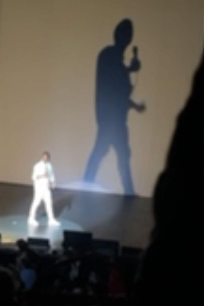 Chris Rock nói về vụ cái tát trong show diễn độc thoại hôm 30/3. Chris Rock nói về vụ cái tát trong show diễn độc thoại hôm 30/3.