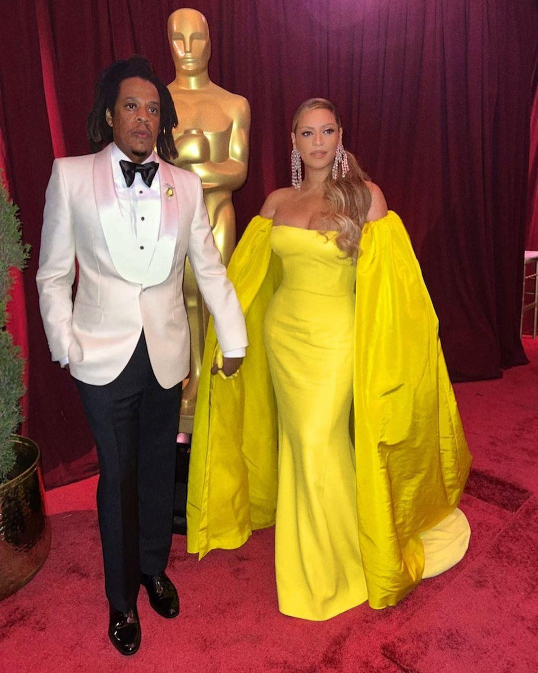 Trước đó, khi cùng chồng dự thảm đỏ của Oscar 2022 tại Nhà hát Dolby hôm 27/3, Beyonce cũng gây ấn tượng trong bộ váy dạ hội màu vàng neon đến từ bộ sưu tập may đo cao cấp của thương hiệu Valentino (Ý).