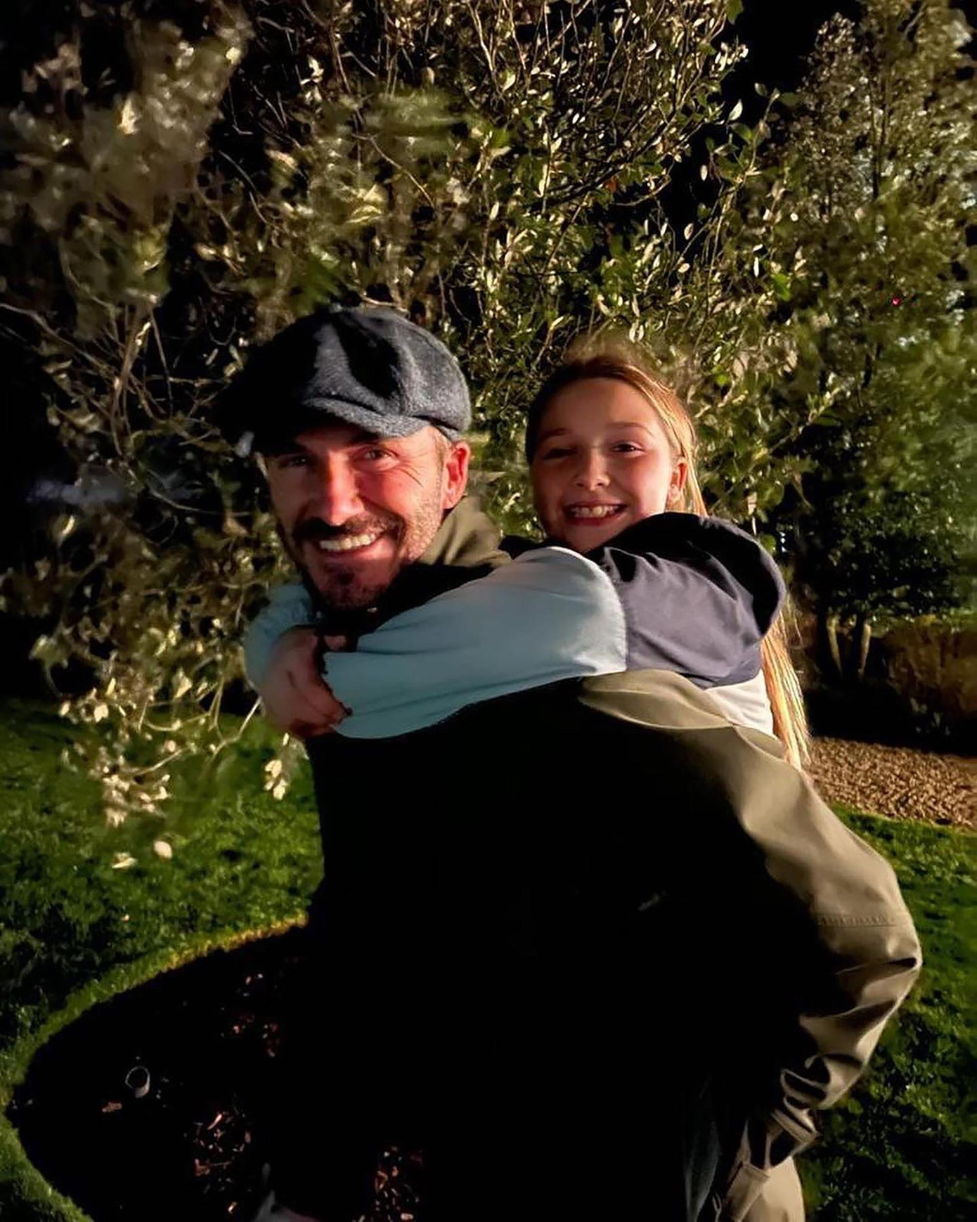 David Beckham cùng vợ và con gái ở nhà lúc trộm đột nhập nhưng không hay biết. David Beckham cùng vợ và con gái ở nhà lúc trộm đột nhập nhưng không hay biết.