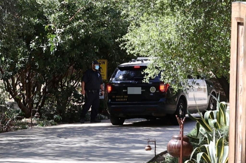 Cánh săn ảnh phát hiện xe cảnh sát bên ngoài biệt thự của Will Smith. Cánh săn ảnh phát hiện xe cảnh sát bên ngoài biệt thự của Will Smith.