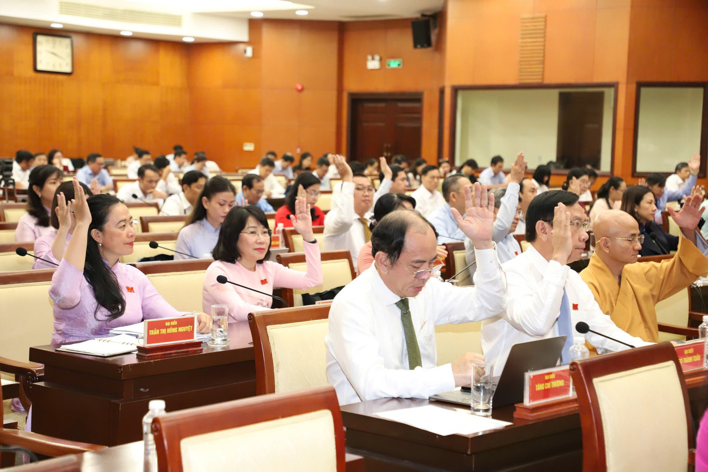 Đại biểu HĐND TPHCM thông qua các nghị quyết kỳ họp. Ảnh: Ngô Tùng Đại biểu HĐND TPHCM thông qua các nghị quyết kỳ họp. Ảnh: Ngô Tùng