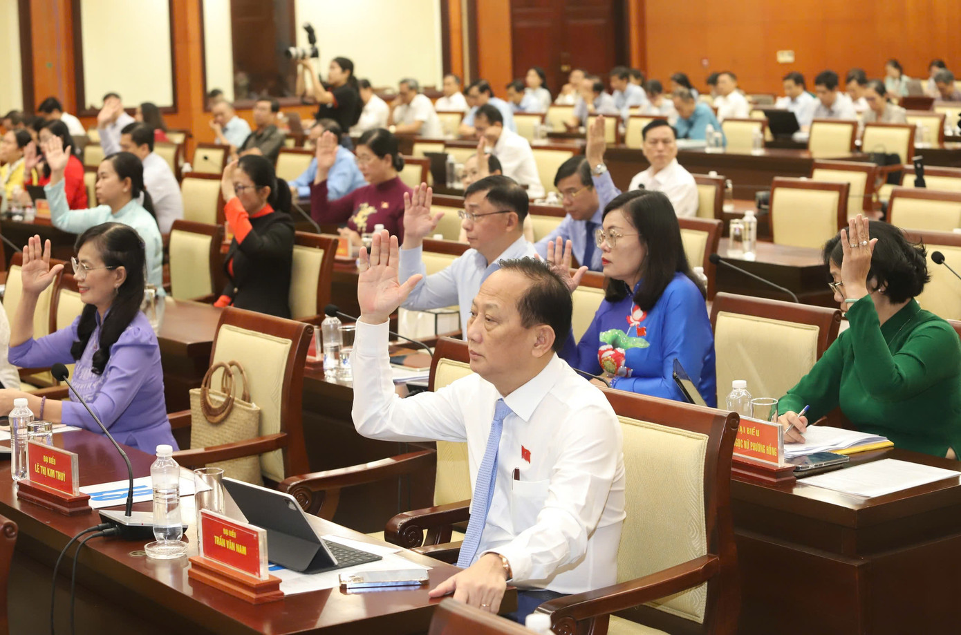 Đại biểu HĐND TPHCM biểu quyết thông qua Nghị quyết. Ảnh: Ngô Tùng