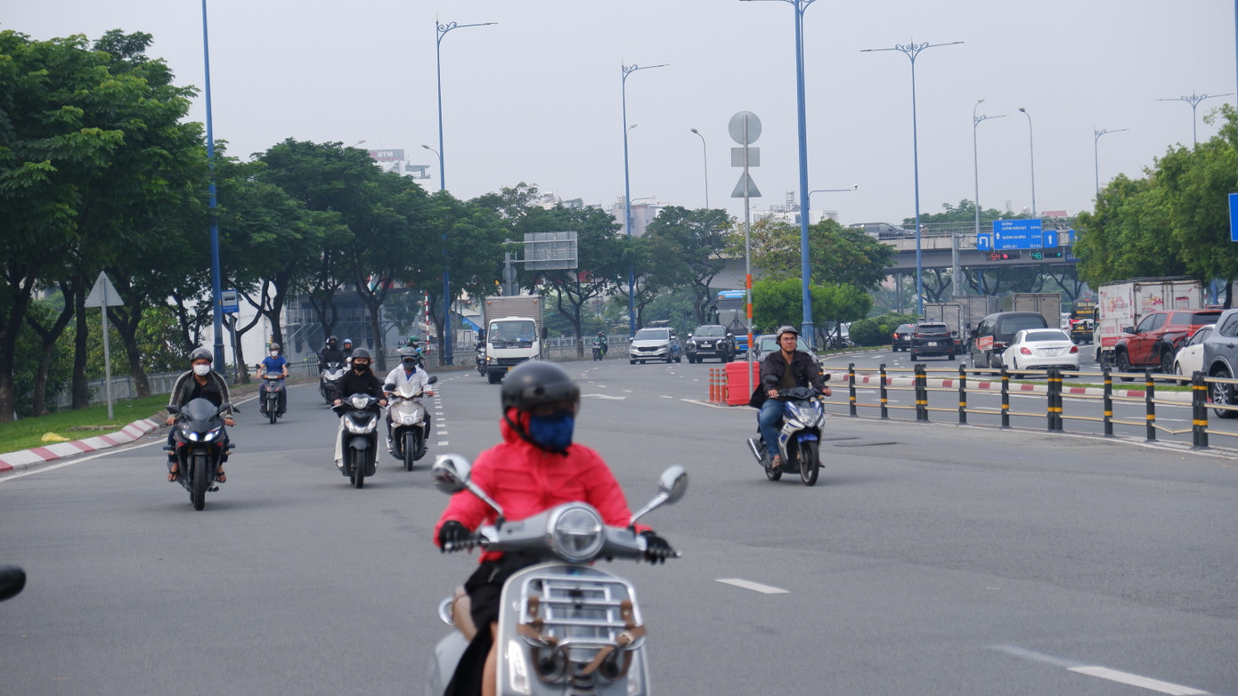 TPHCM trở lạnh, người dân mặc áo khoác để giữ ấm khi ra đường. Ảnh: Hữu Huy