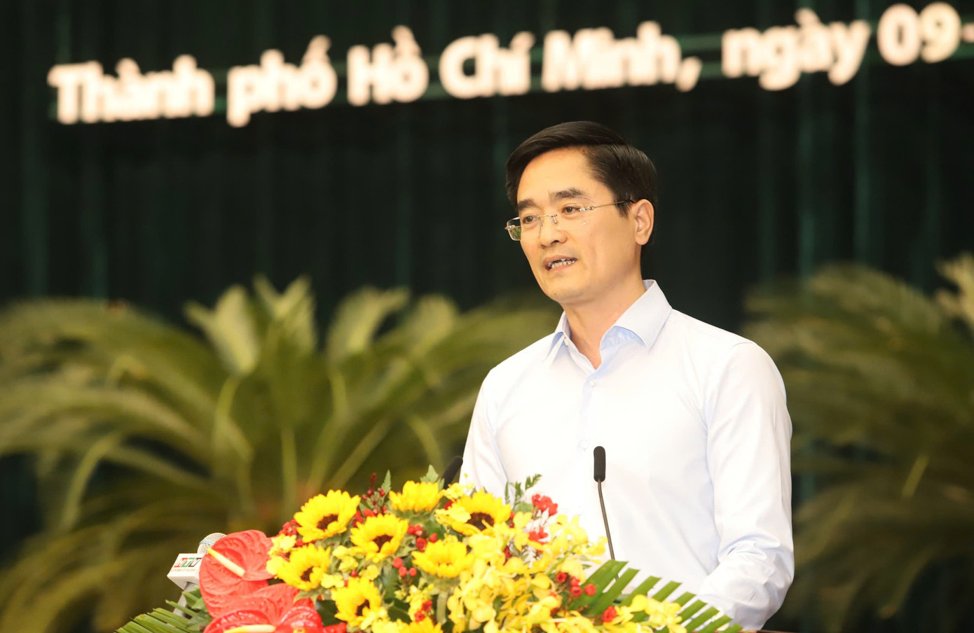 Giám đốc Sở GTVT TPHCM trình bày tờ trình. Ảnh: Ngô Tùng