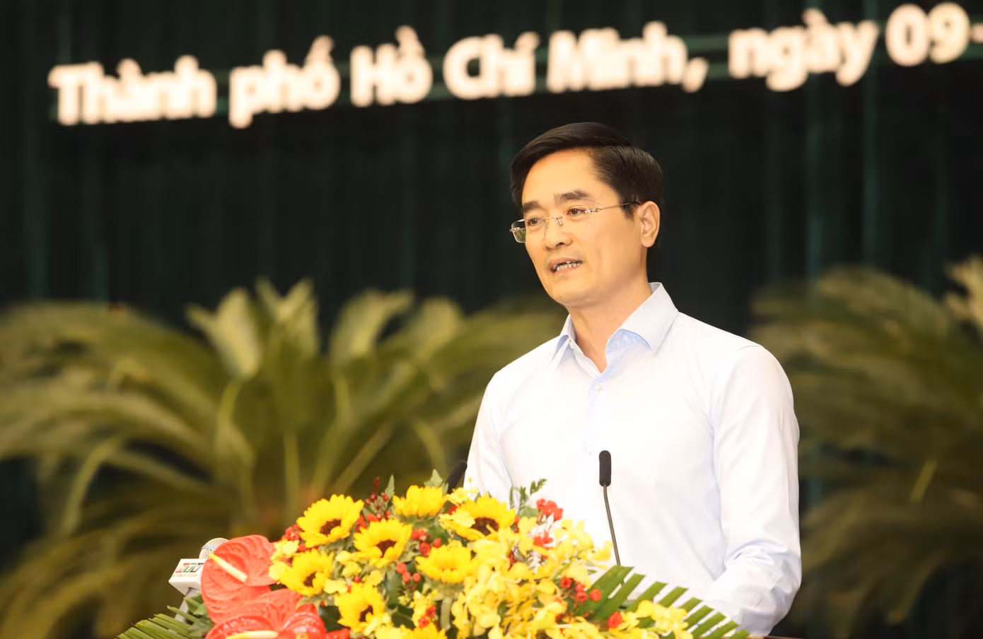 Giám đốc Sở GTVT TPHCM trình bày tờ trình. Ảnh: Ngô Tùng