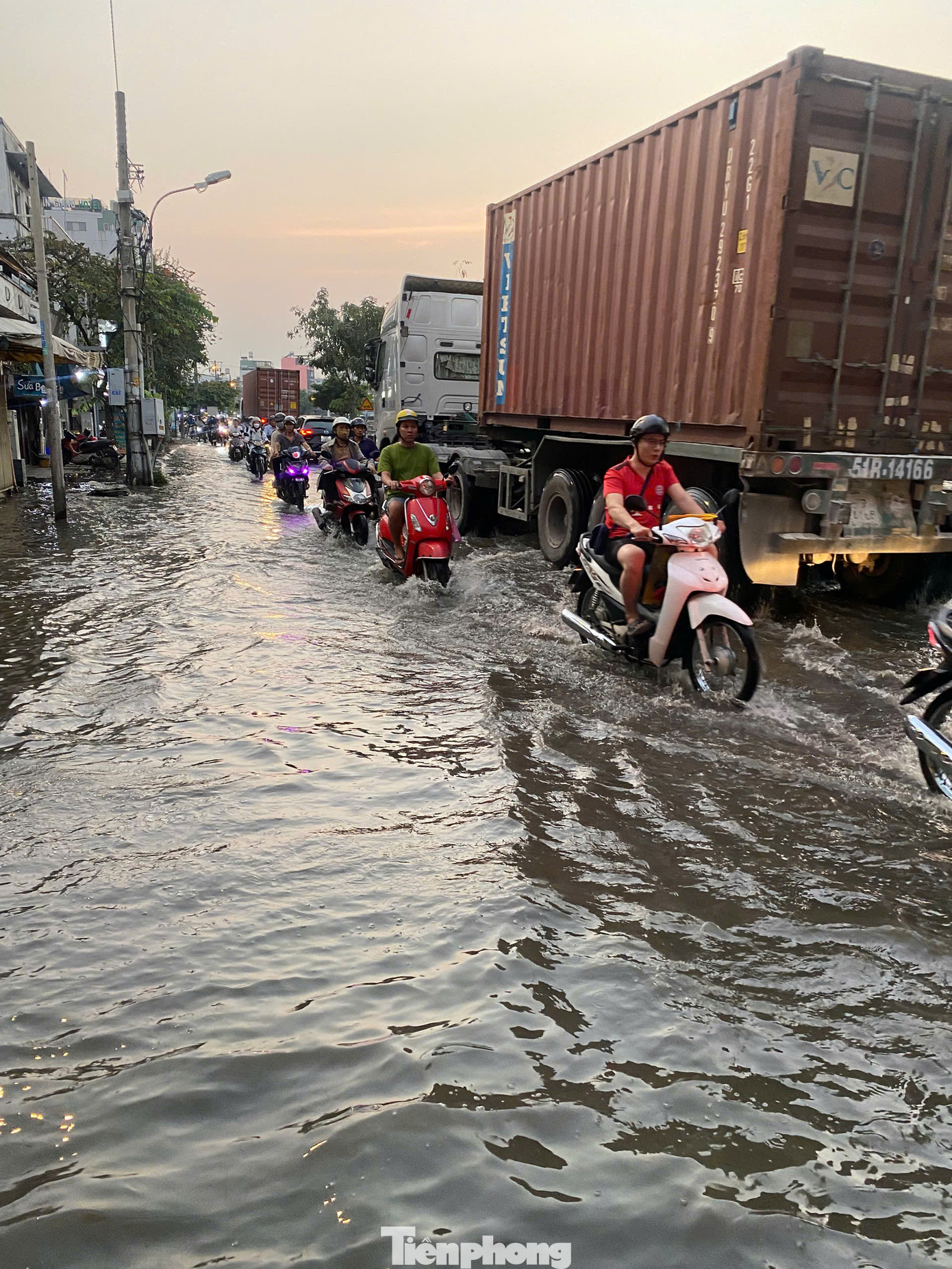 Xe di chuyển chậm qua khu vực ngập nước trên đường Trần Xuân Soạn.