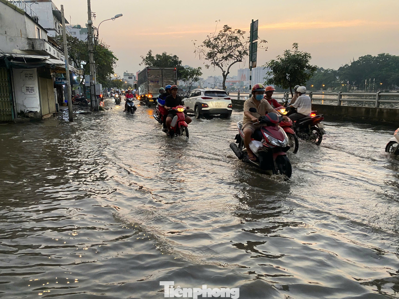 Chiều tối 17/12, nhiều tuyến đường khu vực trũng, thấp, ven sông, kênh rạch ở TPHCM bị ngập do triều cường.