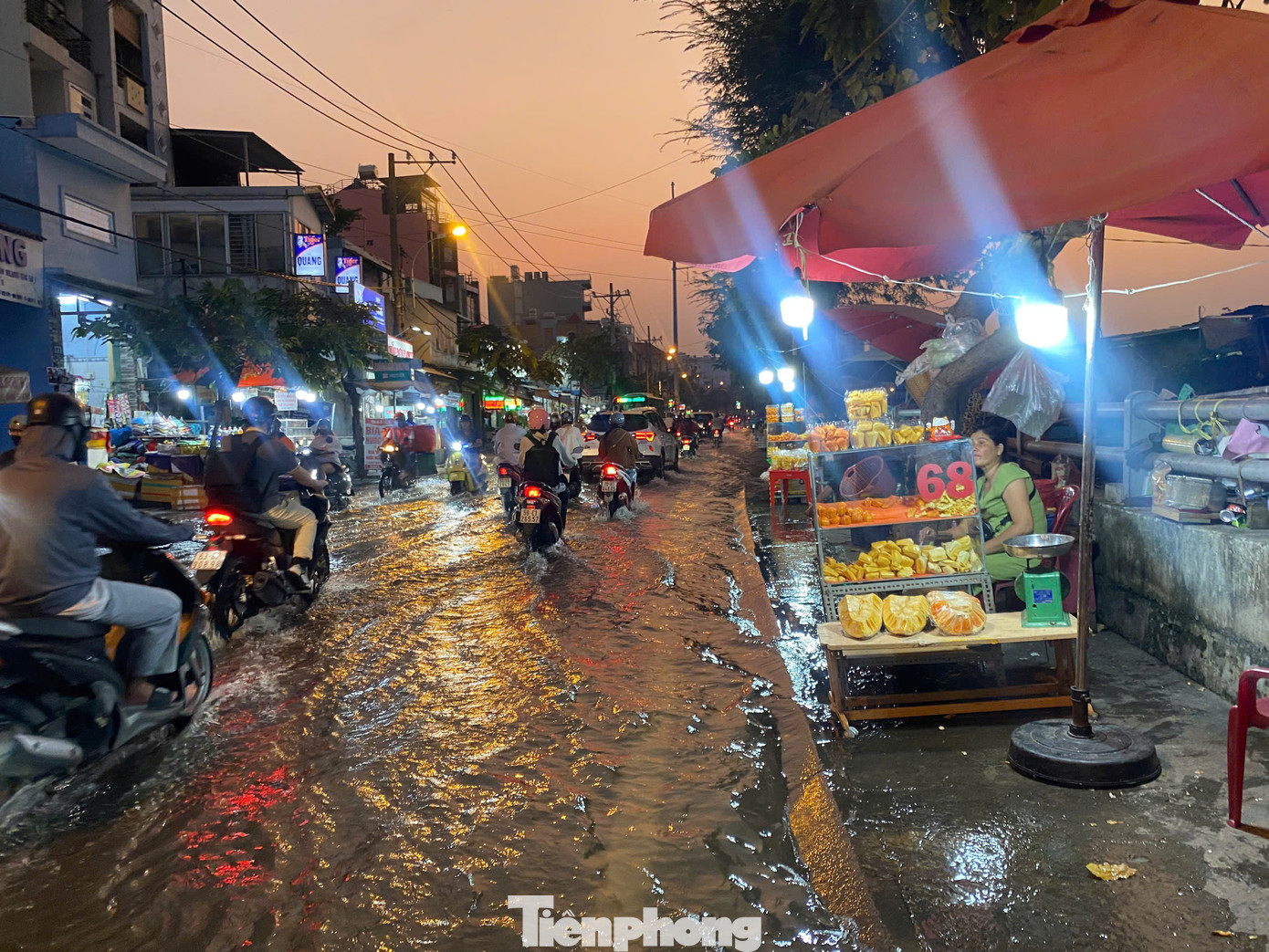 Bà Nguyễn Thị Nguyệt Anh (tiểu thương kinh doanh trên đường Trần Xuân Soạn) cho biết: &quot;Mỗi năm cứ bắt đầu từ tháng 8 âm lịch năm trước đến khoảng tháng Giêng năm nay, triều cường vào đầu và giữa tháng lại làm ngập tuyến đường này&quot;.