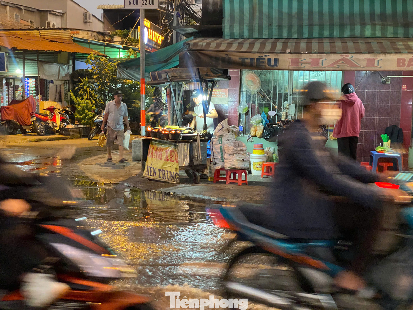 Nước ngập khiến việc buôn bán của tiểu thương bị ảnh hưởng.