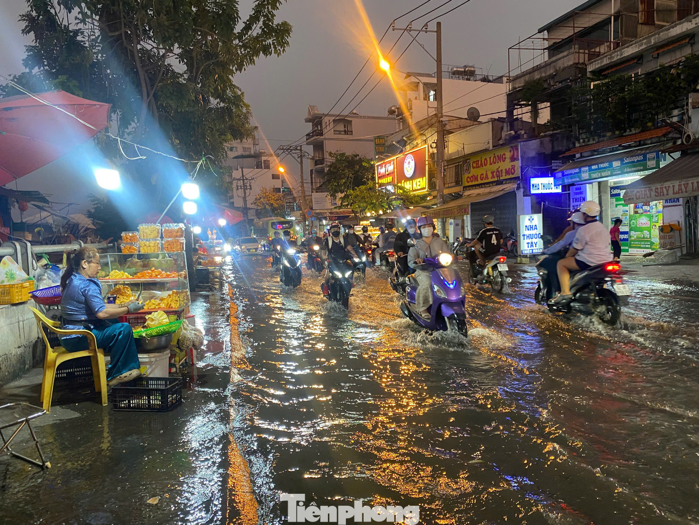 Nhiều hàng quán của người dân trên đường Trần Xuân Soạn phải vừa bán vừa "chạy ngập".