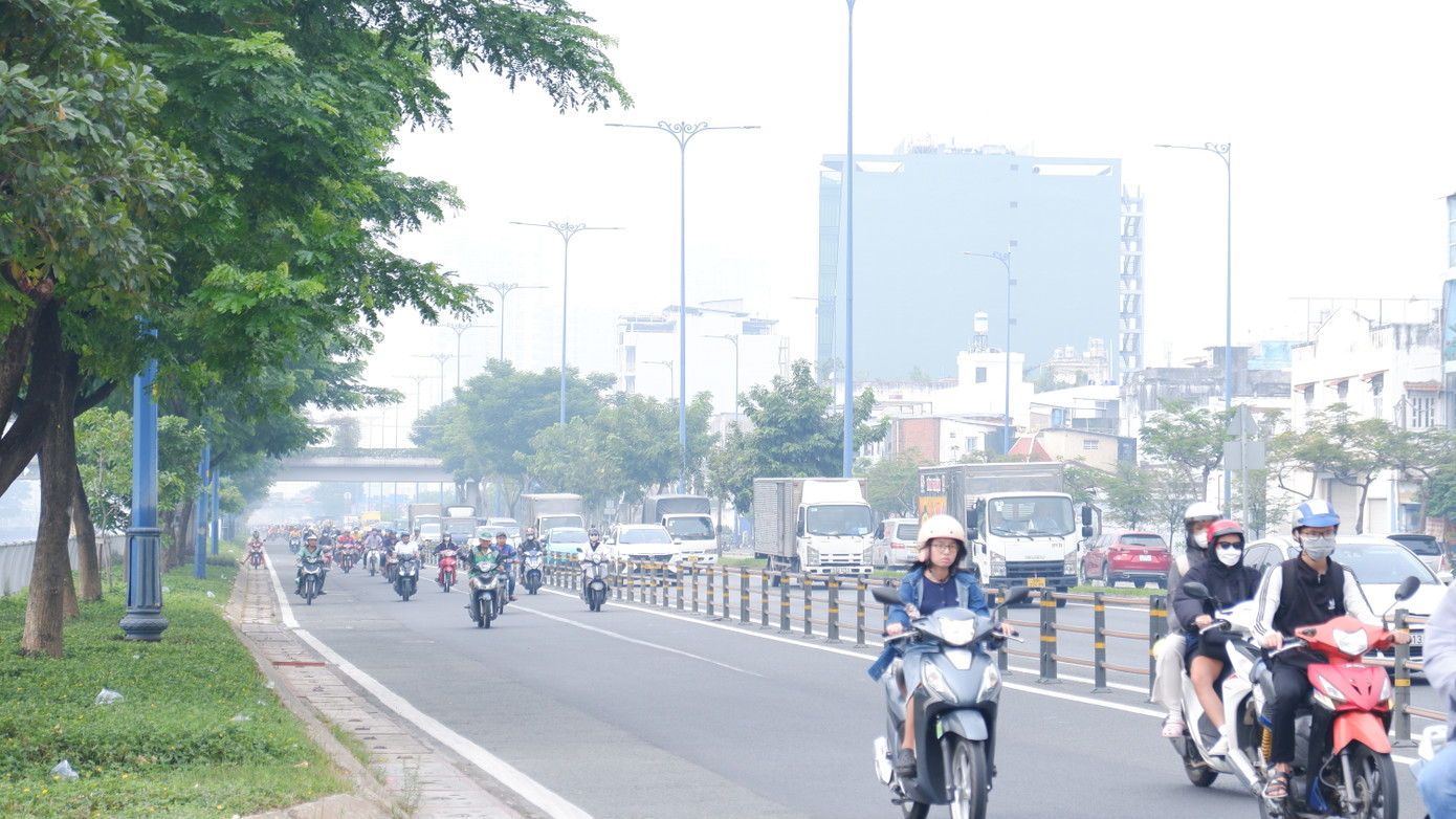 Sáng 12/12, nhiều khu vực tại TPHCM tiếp tục xuất hiện sương mù nhẹ. Ảnh: Hữu Huy