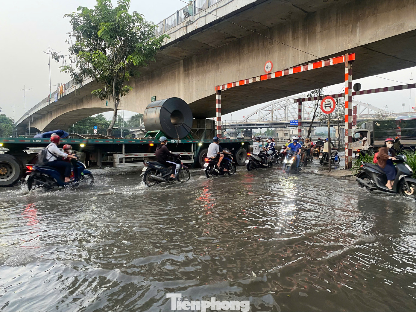 Dự báo đỉnh triều cao nhất ngày ở mức xấp xỉ hoặc trên Báo động 1 duy trì đến hết ngày 19/12.