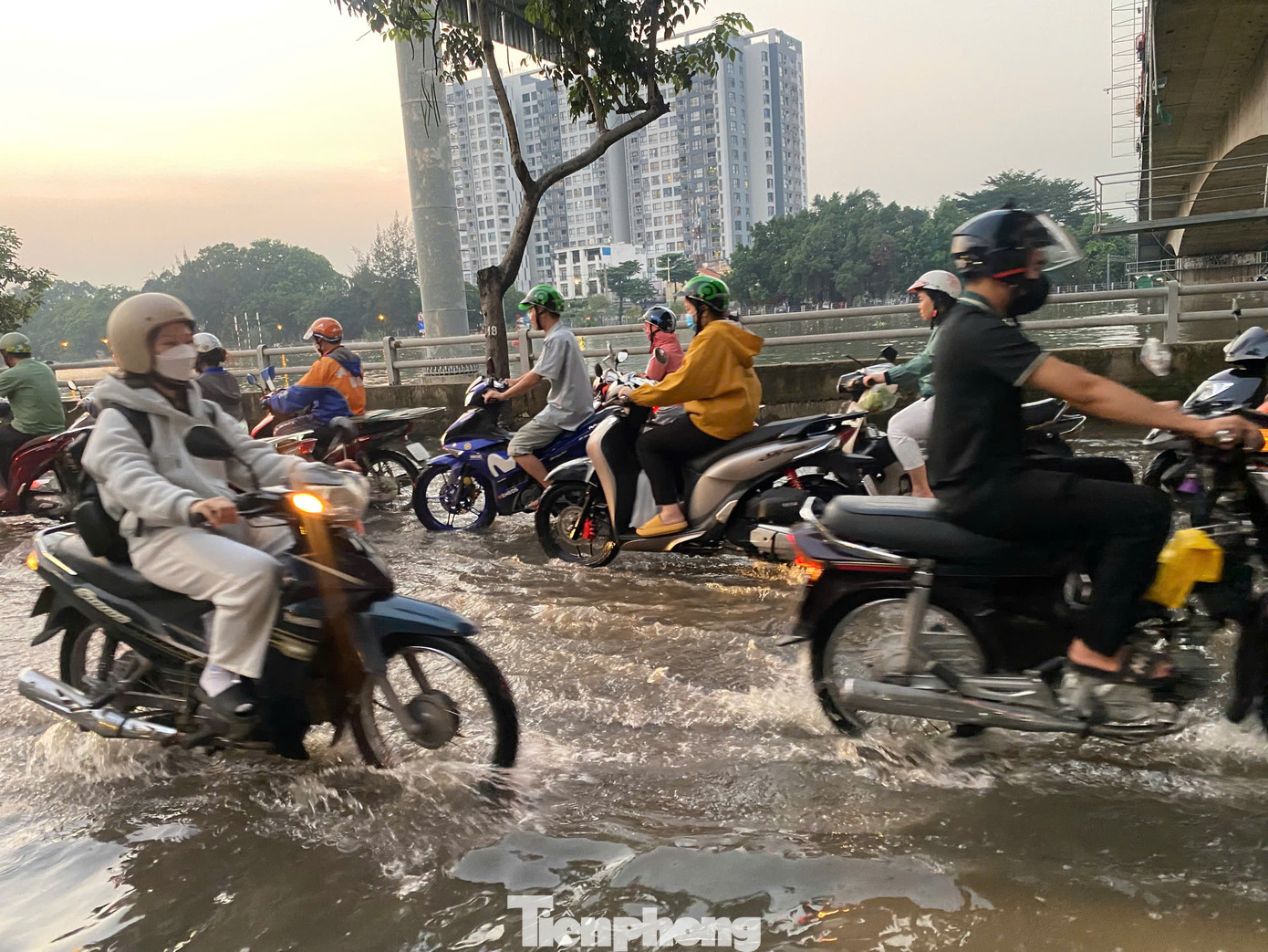 Theo Đài Khí tượng Thủy văn khu vực Nam bộ, mực nước tại trạm Phú An (sông Sài Gòn), trạm Nhà Bè (kênh Đồng Điền) duy trì ở mức xấp xỉ hoặc trên Báo động 3 đến hết ngày hôm nay 17/12.