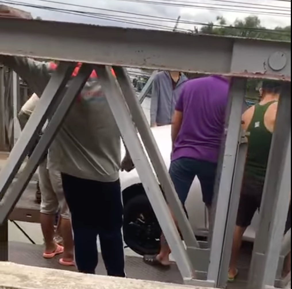 Xe ô tô bị sụp bánh khi đi qua cầu sắt Tăng Long. (Ảnh chụp từ video do người dân chia sẻ)