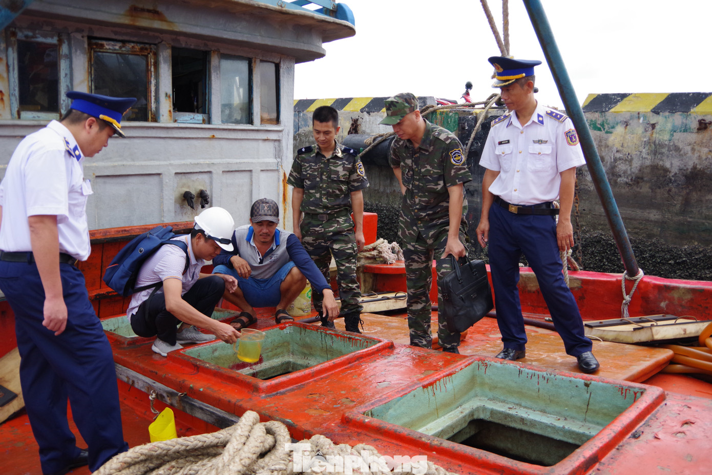Lực lượng chức năng kiểm tra số dầu trên tàu cá TG 92267 TS. Ảnh: Bộ Tư lệnh Vùng Cảnh sát biển 3.